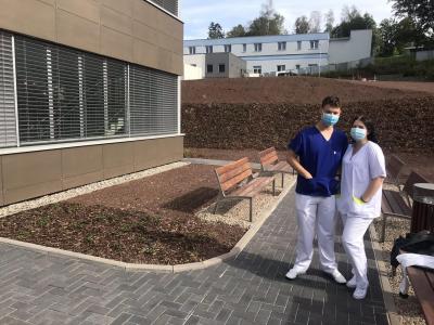 Žáci pomáhají s organizací prohlídek nové nemocnice
