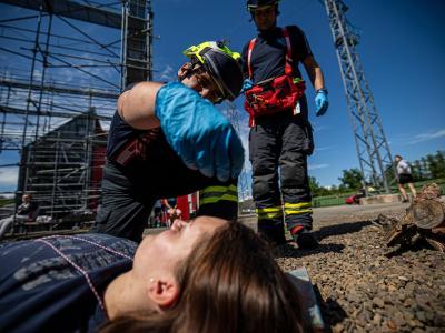 Studenti náchodské zdrávky u výcviku hasičů v třídění metodou START