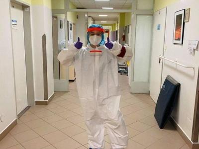 Žáci i učitelé odborných praxí z náchodské zdrávky pomáhají v nemocnici