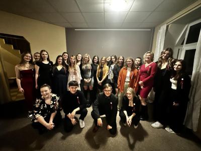 Stuha jako symbol blížící se maturity: 4Z slavila svůj stužkovací večírek