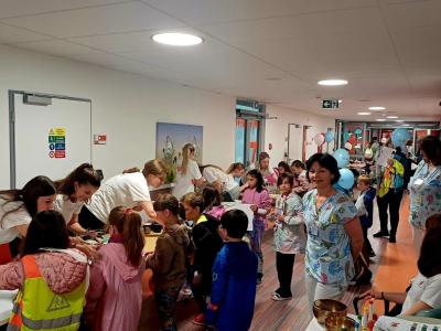 Dětské oddělení slavilo – studenti náchodské zdrávky byli opět u toho